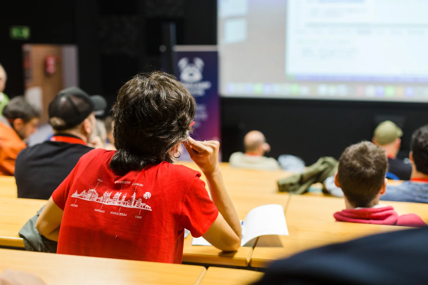 Una persona atendiendo a una charla de la Wordcamp Galicia 2025 | Hacce