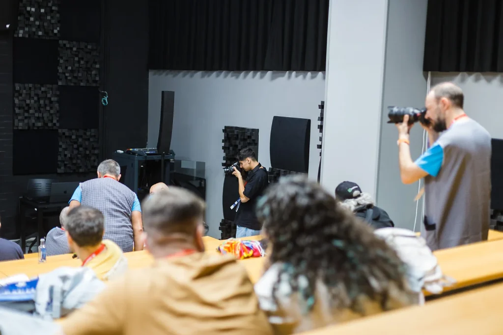 Fotógrafos en la Wordcamp Galicia 2025 | Hacce